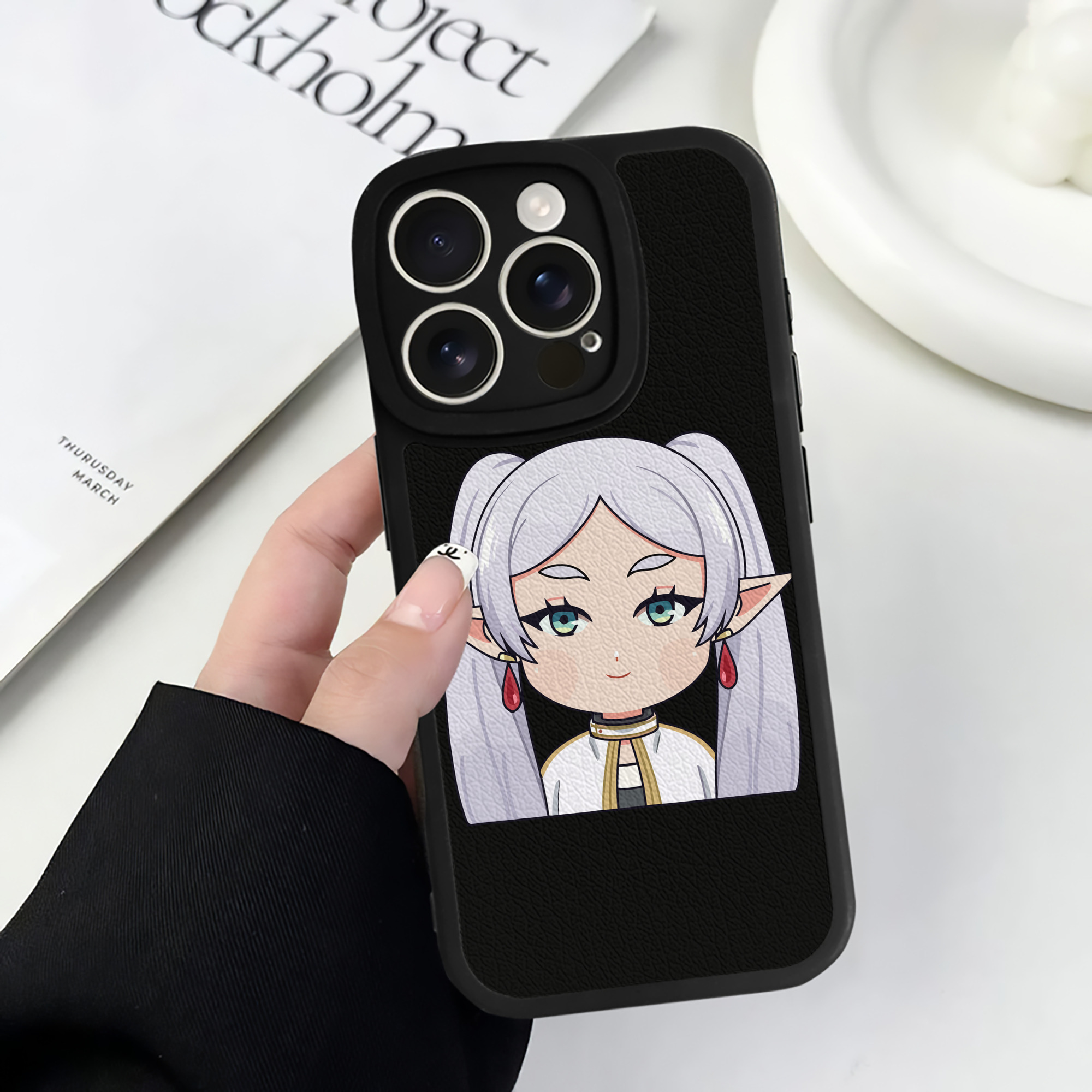 （画像用） 葬送のフリーレン Frieren 【iPhone 16シリーズ対応】シリコンスマホケース（レザー調） 材質：シリコン